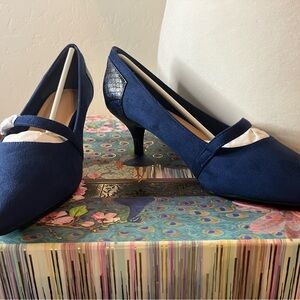 Women's Navy Blue Suede Pointed-Toe Kitten Heel Pumps